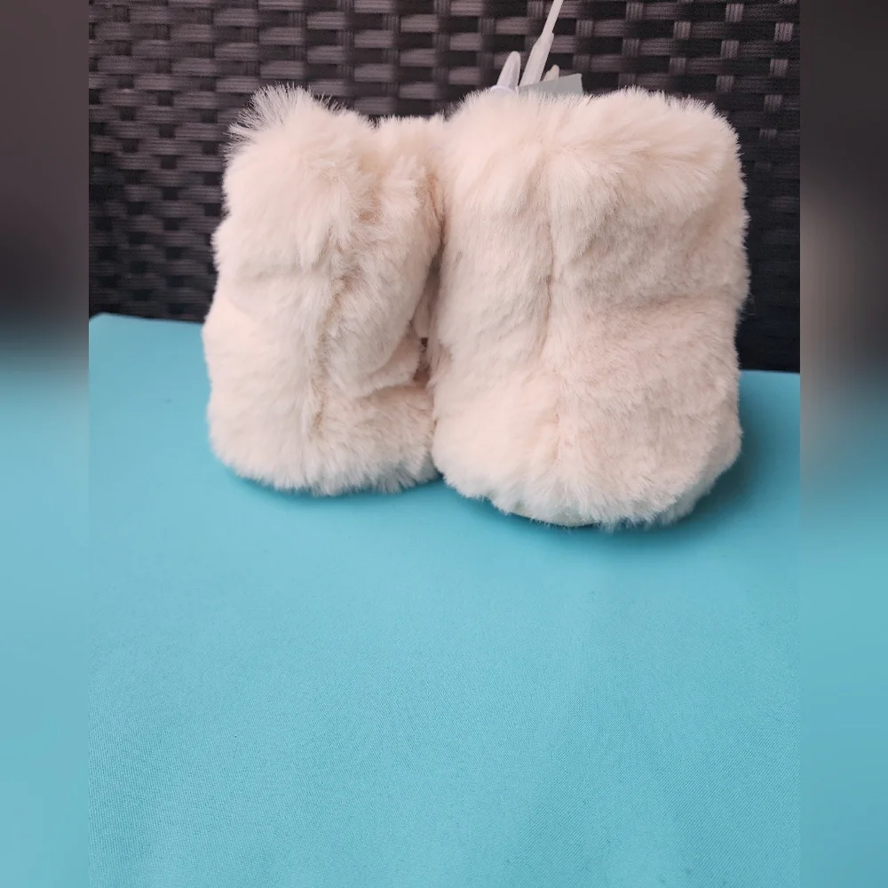 Nwt Kids Fluffy Fur Cream Slippers